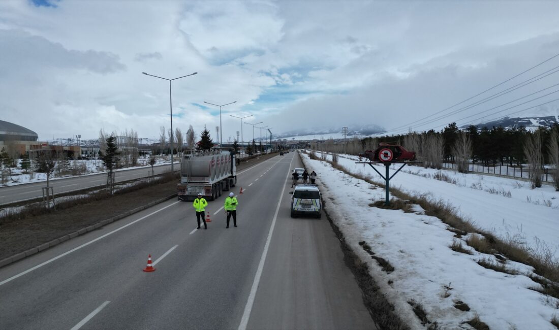 - Erzurum Emniyet Müdürlüğü Trafik Şubesi ekipleri, hasarlı araçları yol