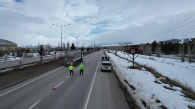 - Erzurum Emniyet Müdürlüğü Trafik Şubesi ekipleri, hasarlı araçları yol
