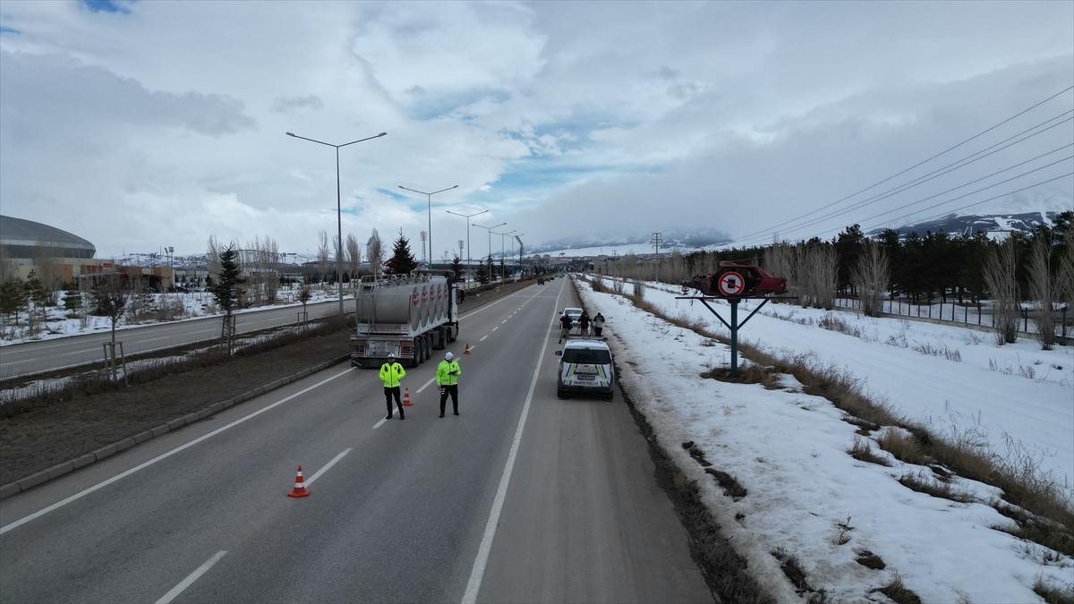 - Erzurum Emniyet Müdürlüğü Trafik Şubesi ekipleri, hasarlı araçları yol