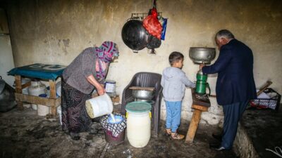 - Erzurum’da eski muhtar İbaci Akçelik, eşi, çocukları ve gelinleriyle
