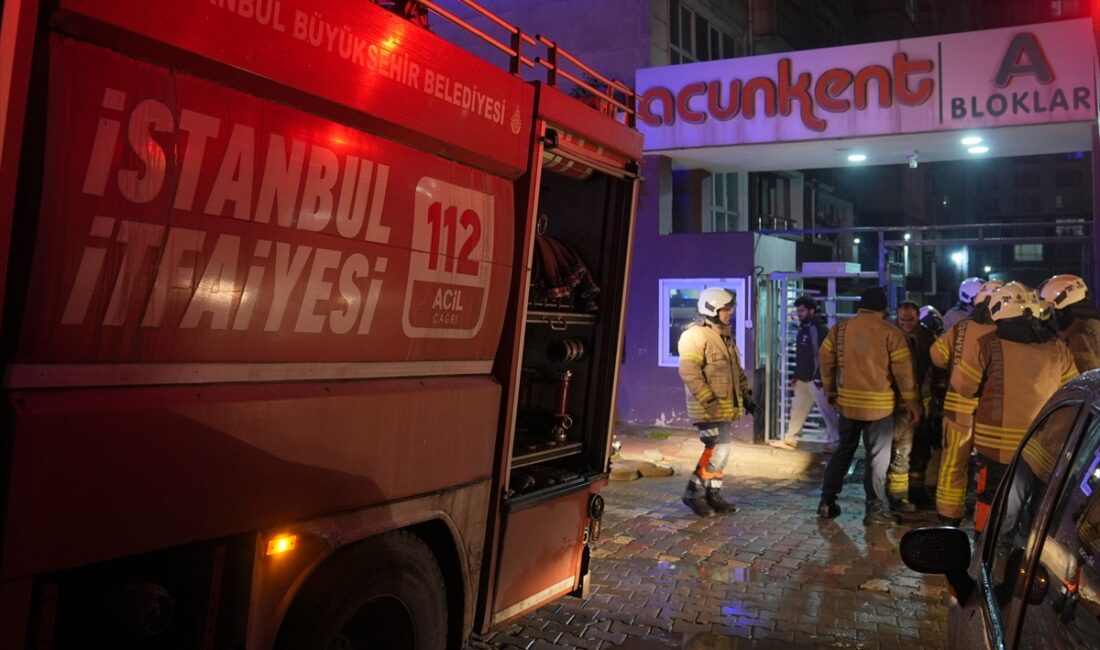 İSTANBUL (AA) – Esenyurt'ta bir sitede çıkan yangın, itfaiye ekiplerinin
