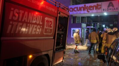 İSTANBUL (AA) – Esenyurt'ta bir sitede çıkan yangın, itfaiye ekiplerinin
