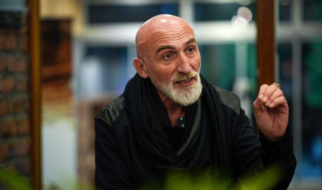 - Uzun:
- "Dünyada Resulullah'ın kabrini en net çeken benim. Allah