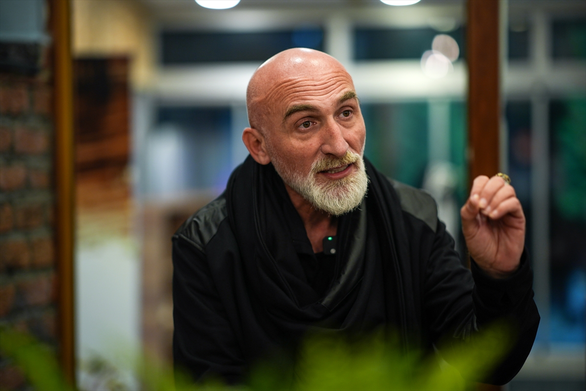 - Uzun:
- "Dünyada Resulullah'ın kabrini en net çeken benim. Allah