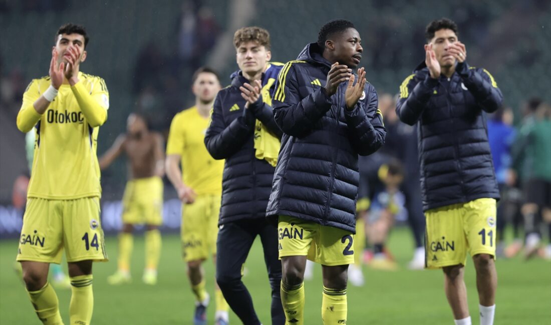 - Kocaelispor: 0 - Fenerbahçe: 1 (İlk yarı)