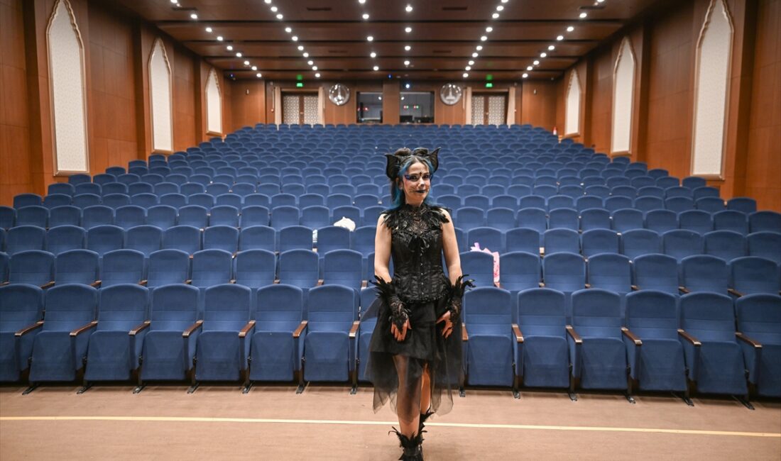 GAZİANTEP (AA) – Gaziantep'te Mavi Sanat Tiyatrosu tarafından Lewis Carroll'un