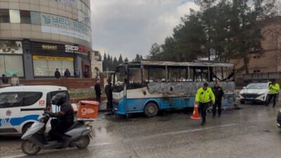 GAZİANTEP (AA) – Gaziantep'in Şehitkamil ilçesinde seyir halindeki midibüste çıkan