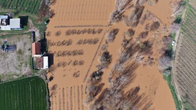 MANİSA (AA) – Manisa'nın Turgutlu ilçesinde, Gediz Nehri'nin taşması sonucu