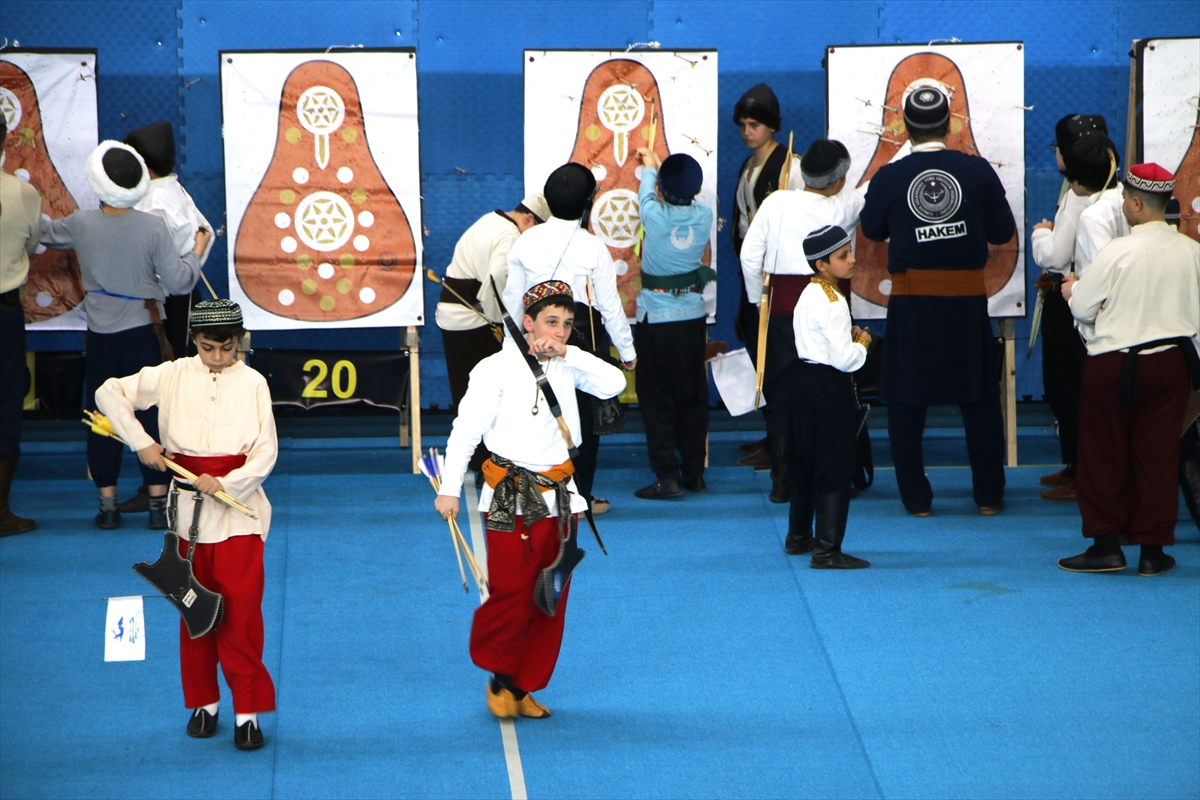 KÜTAHYA (AA) – Geleneksel Türk Okçuluğu Minikler ve Yıldızlar Salon