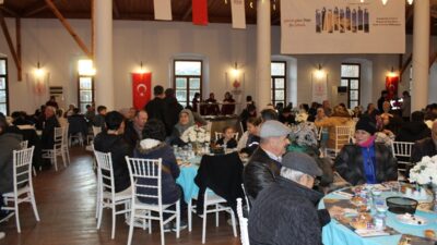ÇANAKKALE (AA) – Gelibolu Mevlevihanesi'nde düzenlenen iftar programında, yaklaşık 500
