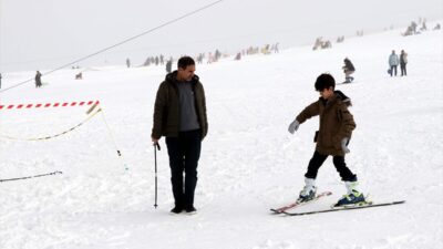 - Elazığ'daki Hazarbaba Kayak Merkezi'nin işletmecisi İsmet Berkay Altundaş:
- "Hafta