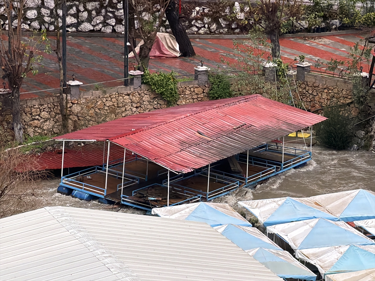 - Bazı yolların trafiğe kapatıldığı ilçede, Dim Çayı çevresindeki bazı