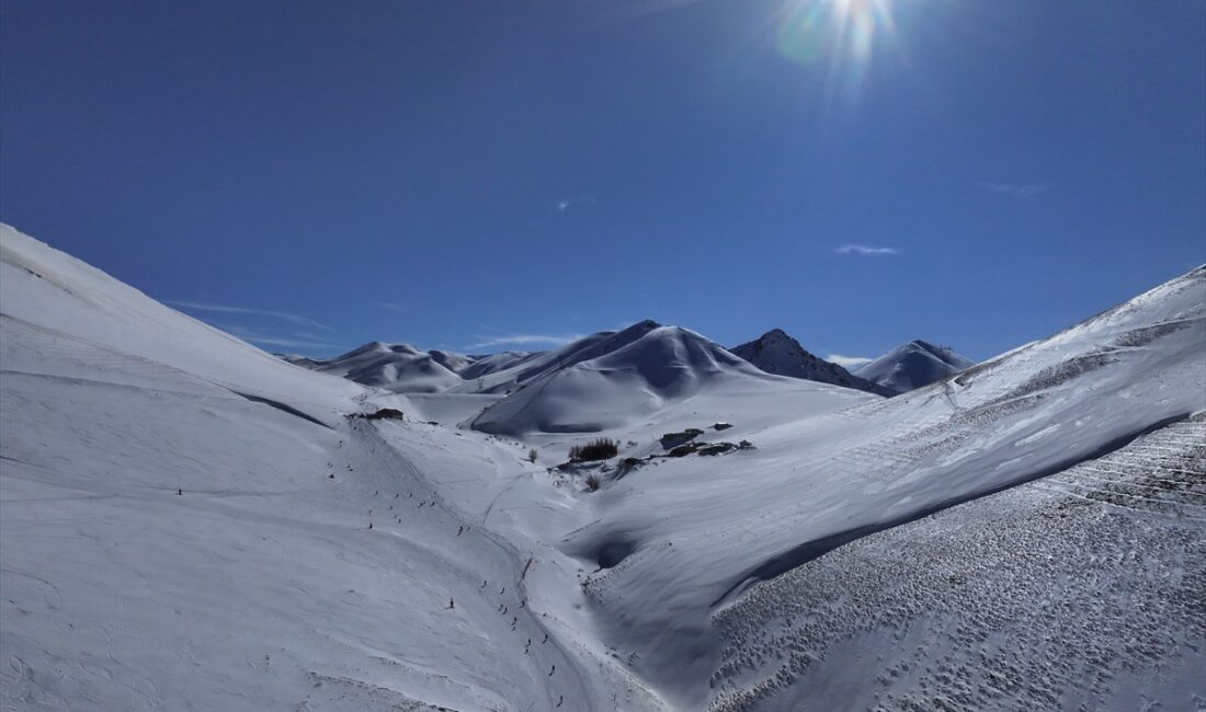 - Yoğunluk nedeniyle kayak merkezinin yollarında uzun araç kuyrukları oluştu