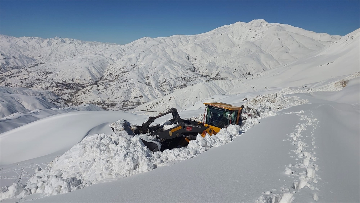 HAKKARİ (AA) – Hakkari'de karla mücadele ekipleri, yer yer kar