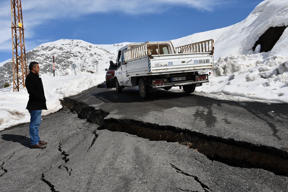 HAKKARİ (AA) – Hakkari'nin Durankaya beldesinde mahalle yolunun bir bölümü,