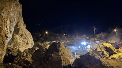 HAKKARİ (AA) – Hakkari'de kayalık alandan kopan büyük kaya parçaları