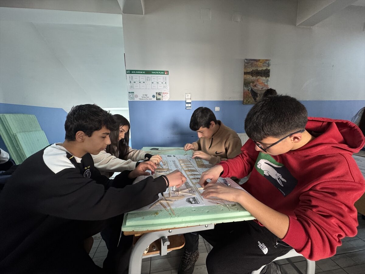 HAKKARİ (AA) – Hakkari'nin Yüksekova ilçesinde model uçak yapma eğitimi