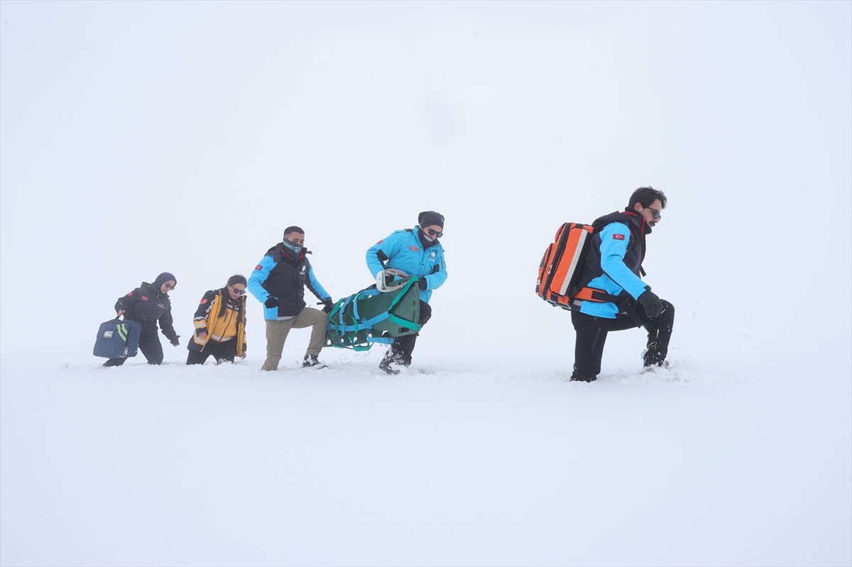 - UMKE ve 112 Acil Sağlık ekipleri, kışın zorlu geçtiği