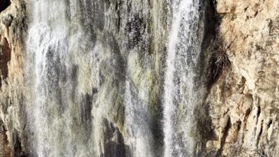 HAKKARİ (AA) – Hakkari'nin Şemdinli ilçesinde şelaleler, son günlerdeki yağışların