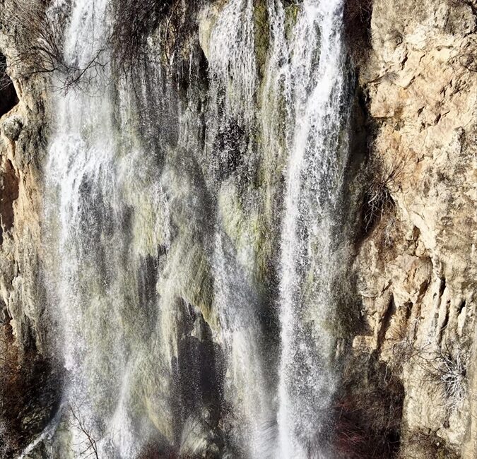 HAKKARİ (AA) – Hakkari'nin Şemdinli ilçesinde şelaleler, son günlerdeki yağışların