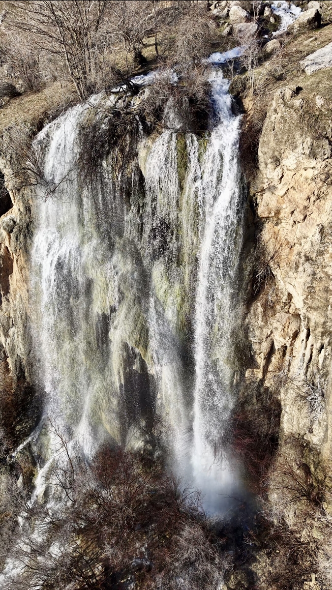 HAKKARİ (AA) – Hakkari'nin Şemdinli ilçesinde şelaleler, son günlerdeki yağışların