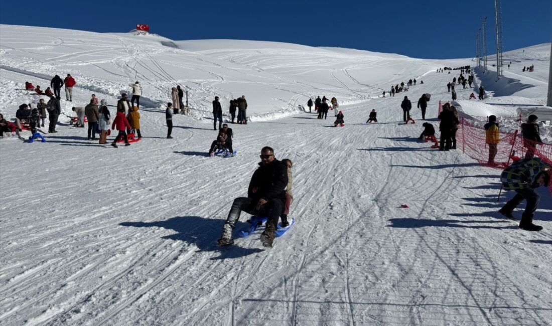 HAKKARİ (AA) – Kış turizminin önemli noktalarından Hakkari'deki 2 bin