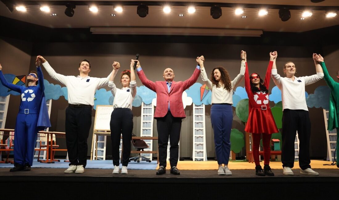 İSTANBUL (AA) – Halkbank Çocuk Tiyatrosunun ikinci oyunu "Süper Kahramanlar: