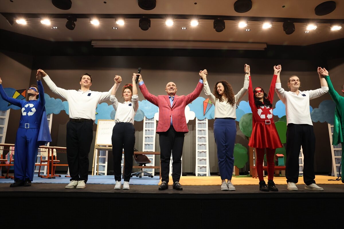 İSTANBUL (AA) – Halkbank Çocuk Tiyatrosunun ikinci oyunu "Süper Kahramanlar: