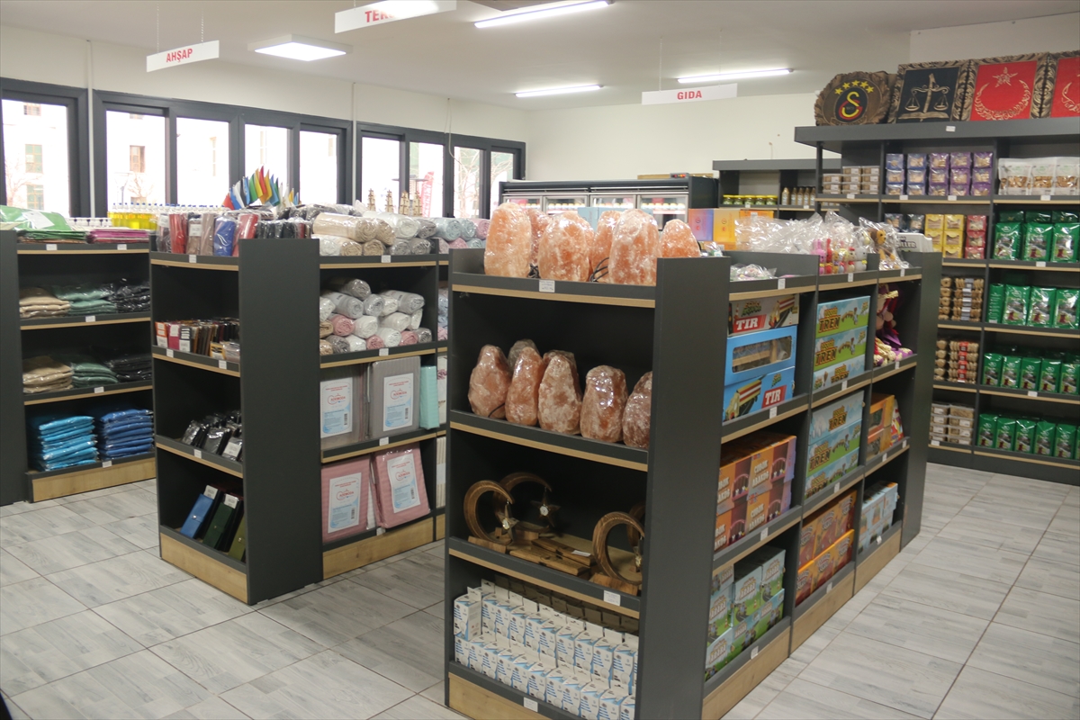 HATAY (AA) – Hatay'ın Kırıkhan ilçesinde hükümlülerin ürettiği ürünlerin satışı