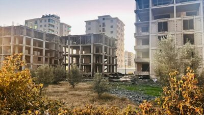 HATAY (AA) – Hatay'ın Dörtyol ilçesinde inşaattan düşen işçi yaşamını