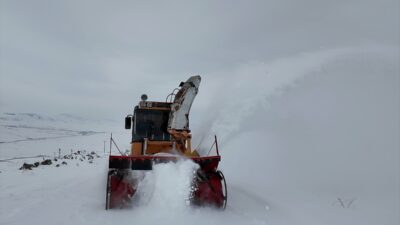 IĞDIR (AA) – Iğdır'da yoğun kar yağışı nedeniyle ulaşıma kapanan