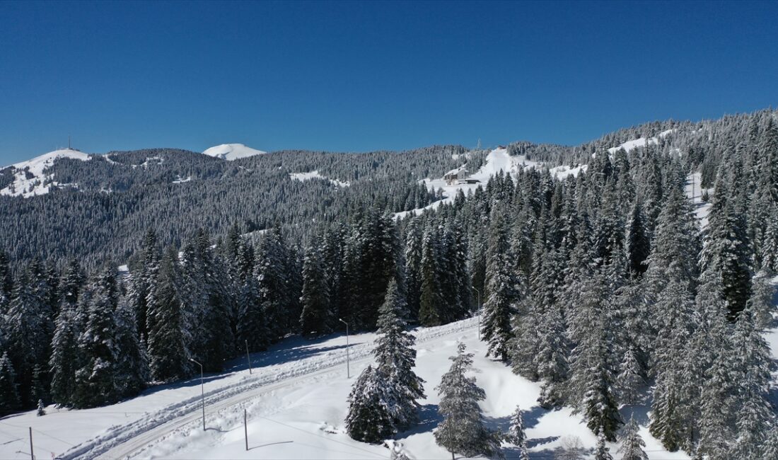 KASTAMONU (AA) – Ilgaz Dağı'nda kar yağışının ardından beyaz örtüyle