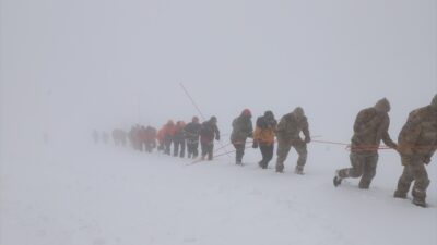 KASTAMONU (AA) – Ilgaz Dağı'nda bulunan kayak merkezinde Çığda Arama