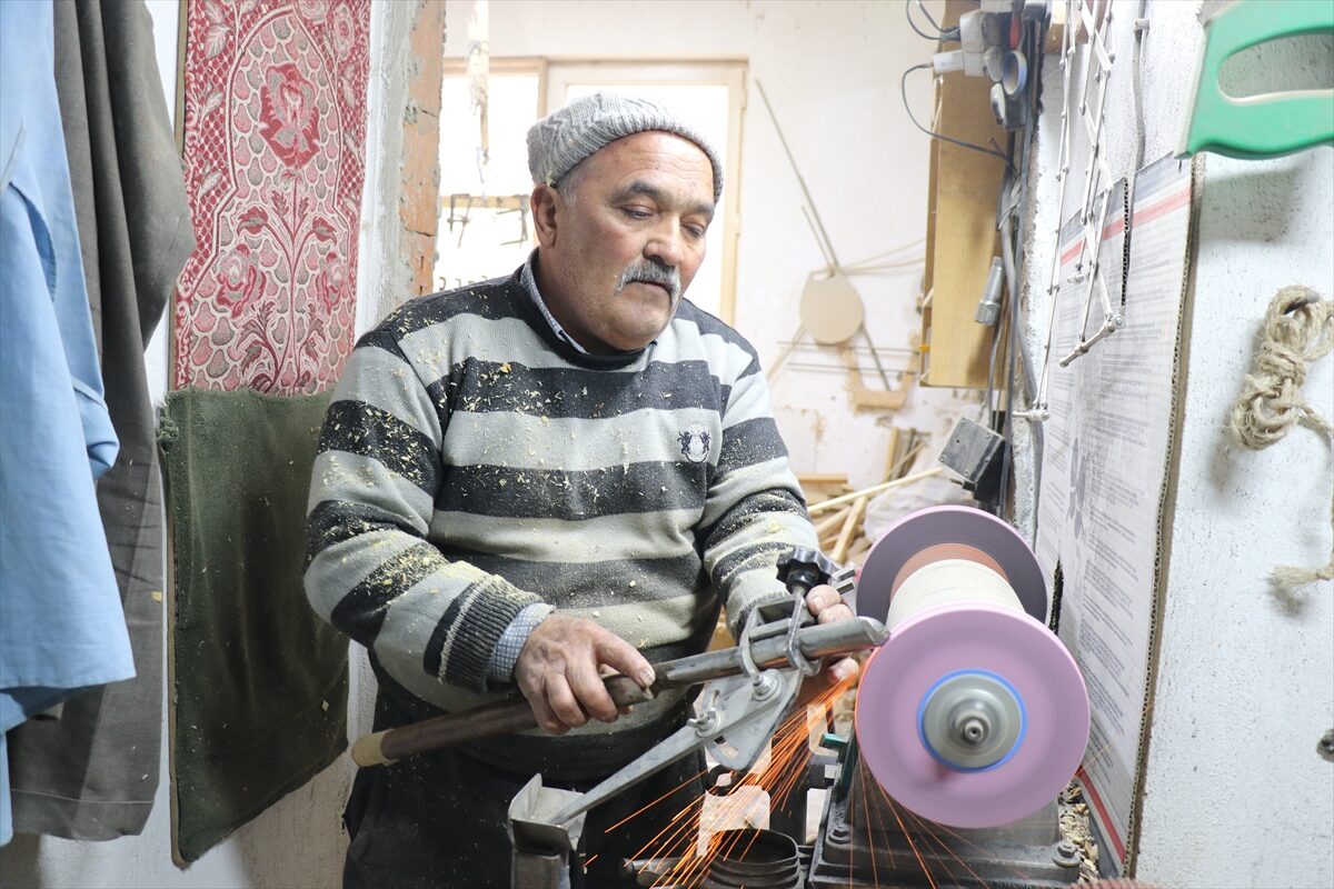 ISPARTA (AA) – Isparta'da 30 yıldır ahşap oymacılığı yapan 58