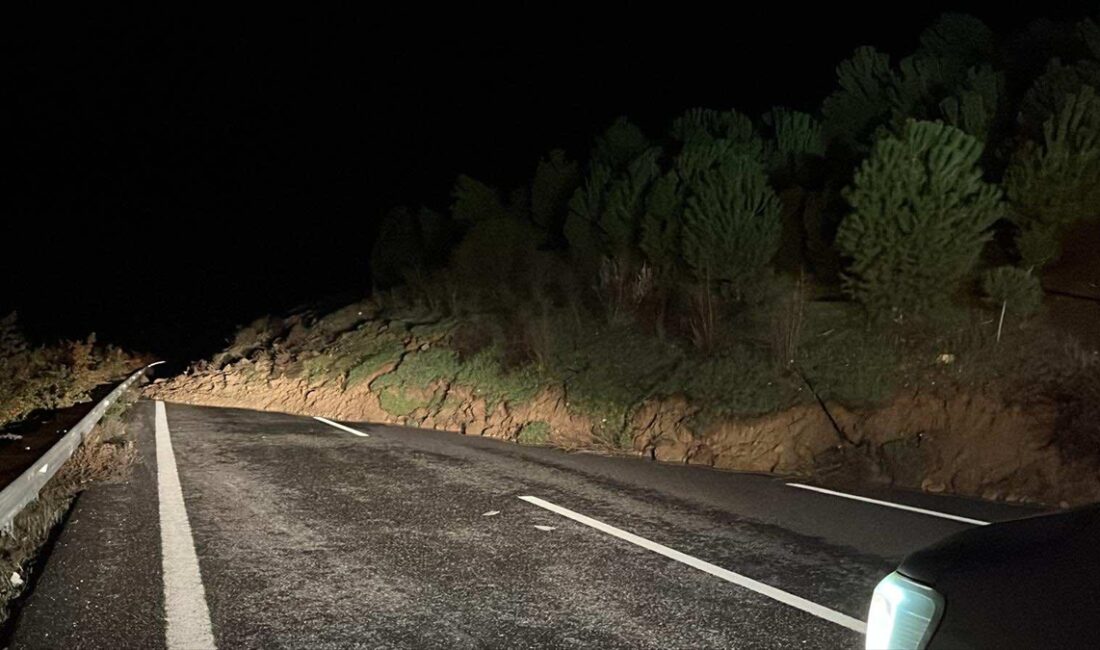 MANİSA (AA) – Manisa'nın Turgutlu ilçesinde meydana gelen toprak kayması