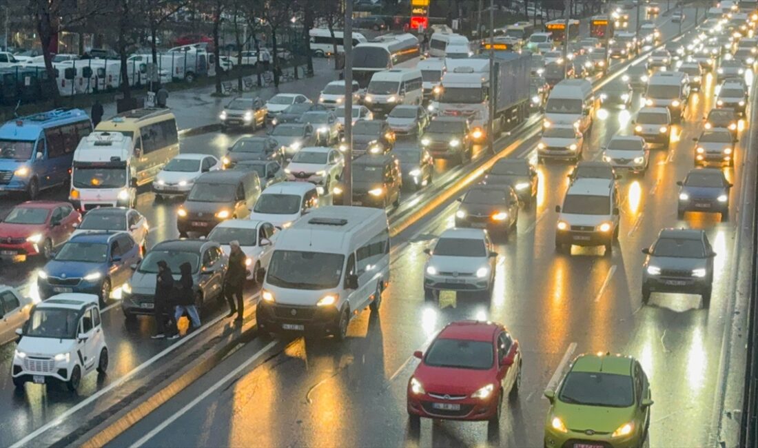 - Avrupa Yakası'nda, D-100 kara yolu, Beylikdüzü, Avcılar, Küçükçekmece, Yenibosna,