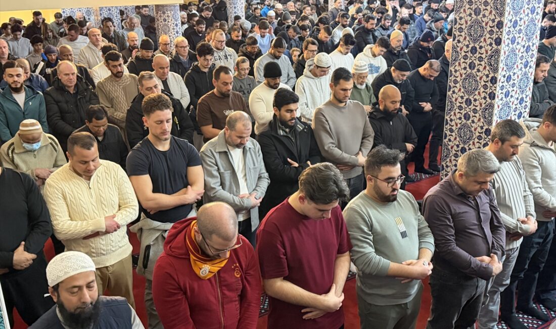 STOCKHOLM (AA) – İsveç genelinde Müslümanlar, ramazanın ilk teravih namazını