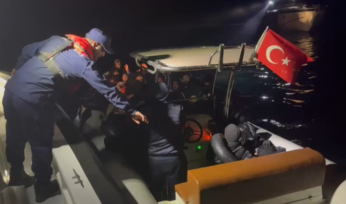 İZMİR (AA) – İzmir'in Urla ilçesi açıklarında 11'i çocuk 28