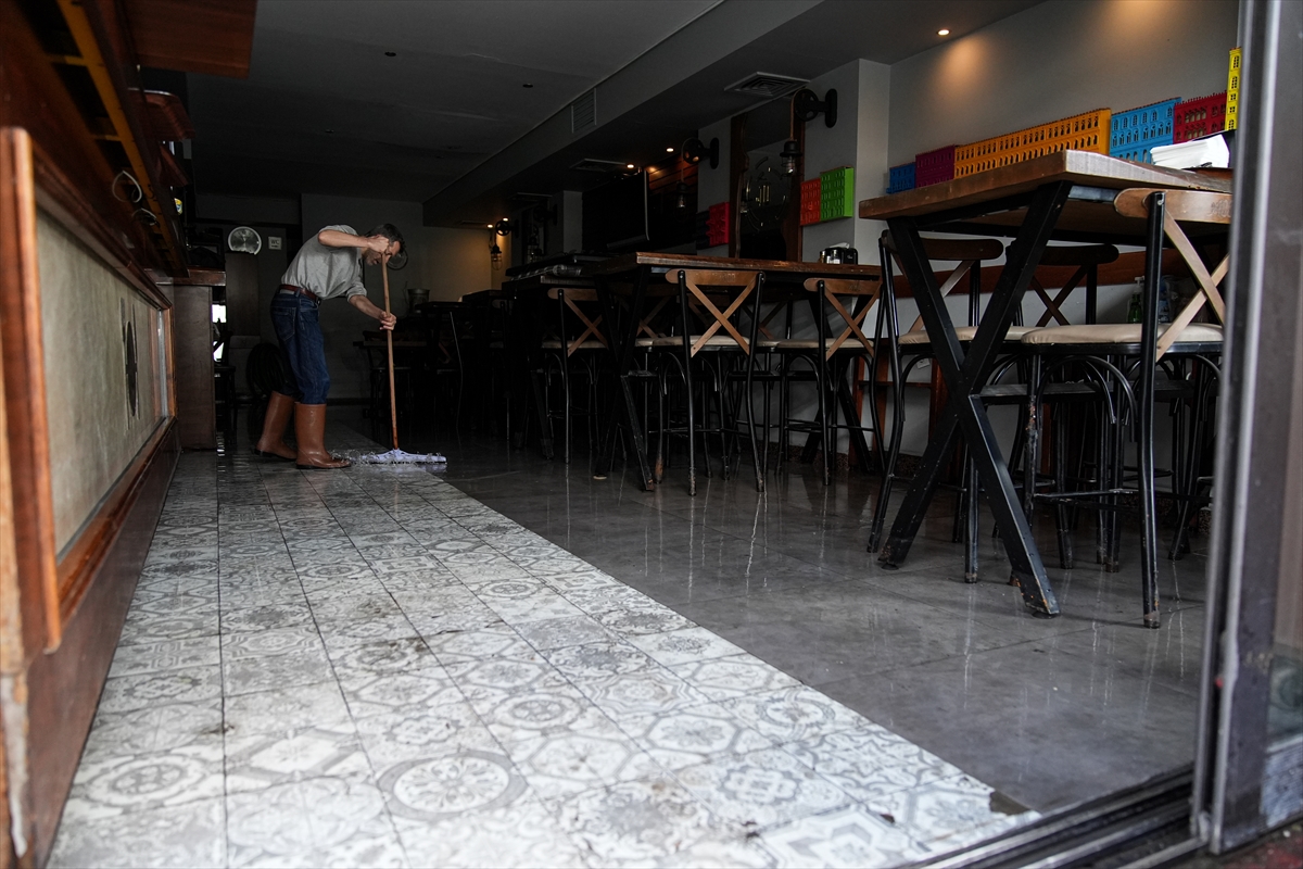 İZMİR (AA) – İzmir'de etkili olan sağanak nedeniyle bazı iş