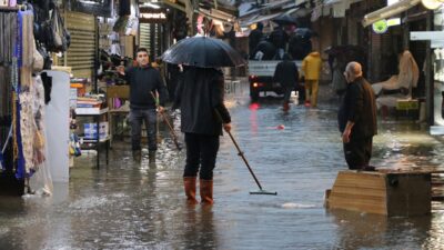İZMİR (AA) – İzmir'de etkili olan sağanak, yaşamı olumsuz etkiledi.