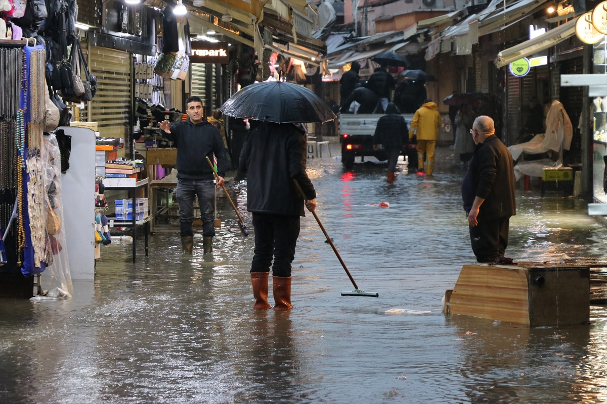 İZMİR (AA) – İzmir'de etkili olan sağanak, yaşamı olumsuz etkiledi.