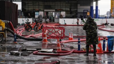 - Alsancak'ta girişini su basan apartmana gelen hasta bakıcı, sepetli