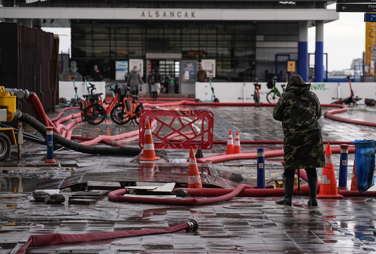 - Alsancak'ta girişini su basan apartmana gelen hasta bakıcı, sepetli
