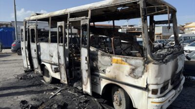 İZMİR (AA) – İzmir'in Çiğli ilçesinde park halindeki midibüste çıkan