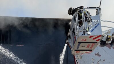 İZMİR (AA) – İzmir'in Buca ilçesinde, otomobil yedek parça dükkanında