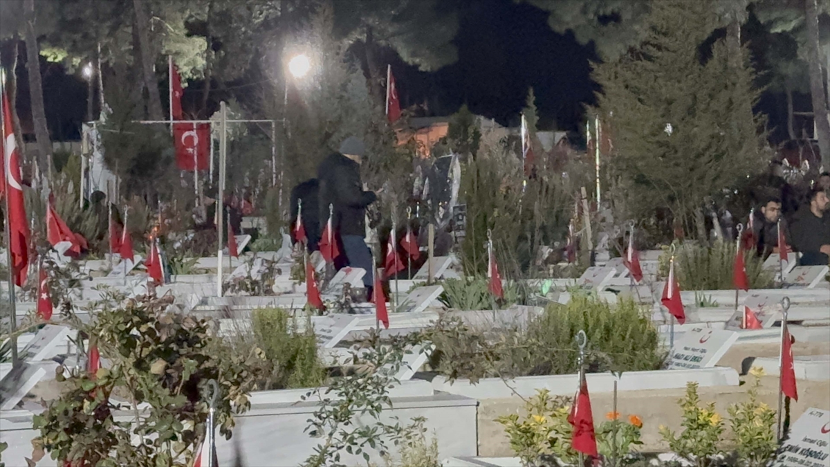 - Enkaz altındaki kızının elinin tutmasıyla tanınan baba Mesut Hançer:
-