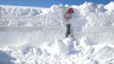 - Karayolları 123. Şube Şefliği ekipleri, kar kalınlığının yer yer
