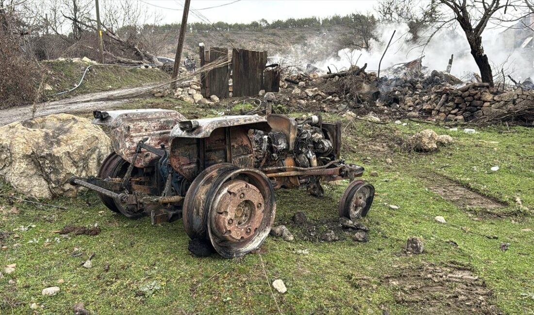 KARABÜK (AA) – Karabük'ün Ovacık ilçesinde çıkan yangında 4 ev,