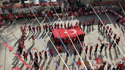 KARABÜK (AA) – Karabük'te ilkokul öğrencileri "Bayrağa Saygı" yürüyüşü gerçekleştirdi.