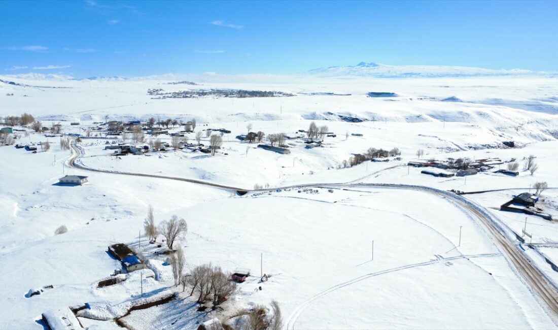 KARS (AA) – Kars kırsalındaki yerleşim yerleri karla kaplandı. Kentin